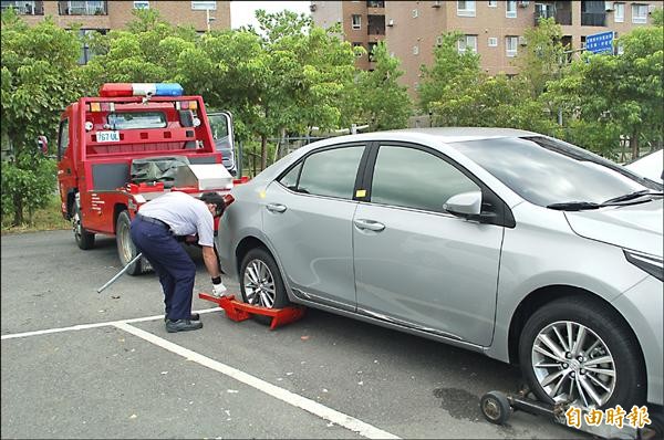 26日起，被吊拖的違規車輛，移入保管場90分鐘內領車，免繳保管費。（記者江志雄攝）