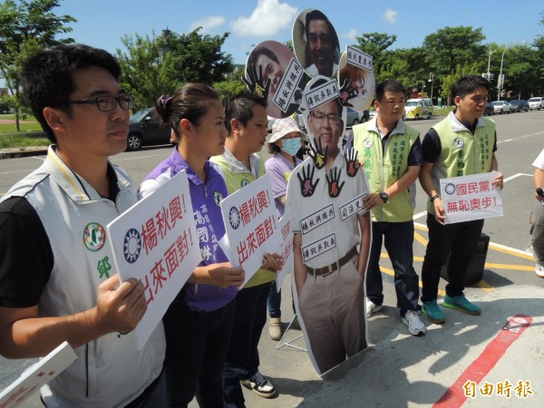 六位綠營選將到楊秋興總部抗議。（記者蔡清華攝）