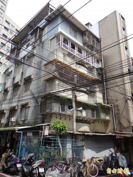 該公寓鐵皮加蓋5樓為路某陳屍的租屋處。（記者徐聖倫攝）