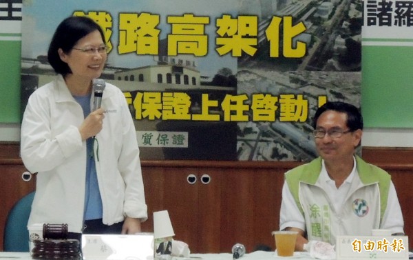 民進黨主席蔡英文（左）在行動中常會前與嘉義市長參選人涂醒哲（右）共同召開記者會，涂醒哲保證嘉義市鐵路高架化會在他上任後啟動。（記者余雪蘭攝）