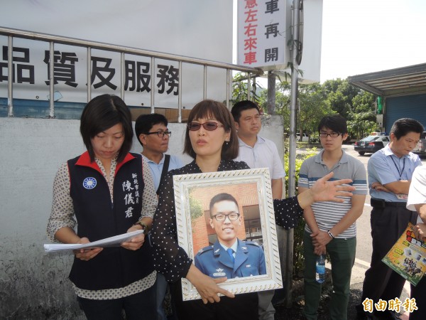 沈姓死者母親希望加油站改善出口視野死角，不要再發生類似悲劇。（記者翁聿煌攝）