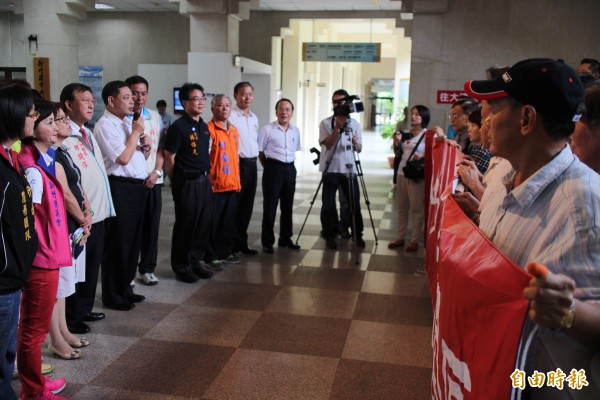 新竹縣議會議長陳見賢（左持麥克風者）對支持台知園區（原名璞玉計畫）的民眾強調，縣議會和縣府都是站在一起支持的立場，爭取地方開發獲得繁榮。（記者黃美珠攝）