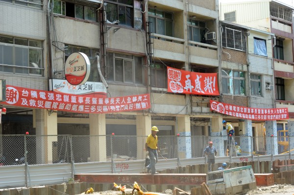 台積電協助高雄氣爆受創居民重建家園，讓災民銘感五內掛布條感謝「台積電救災團隊」，也讓台積電成為眾多協助高雄氣爆的企業當中，獲得最多掌聲的企業。（資料照，記者張忠義攝）