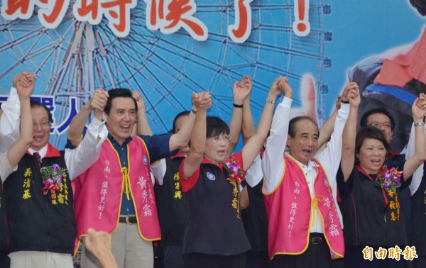 國民黨台南市長參選人黃秀霜（中）競選總部成立，馬王同台造勢。（記者吳俊鋒攝）