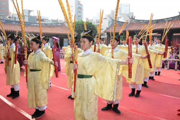 彰化祭孔今舉行，36位同學跳六佾舞。（記者吳為恭攝）