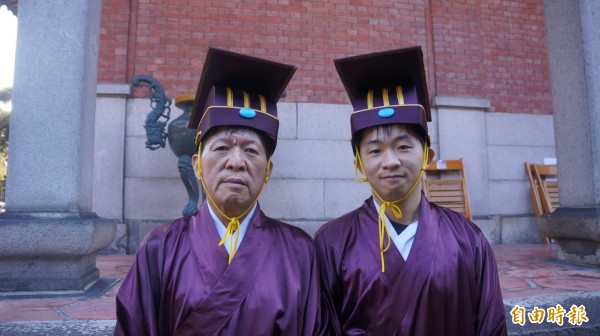 台北孔廟今早舉行孔子誕辰釋奠典禮，父子檔張袖傑、張量鈞一起擔任禮生，傳承意味濃。（記者葉冠妤攝）