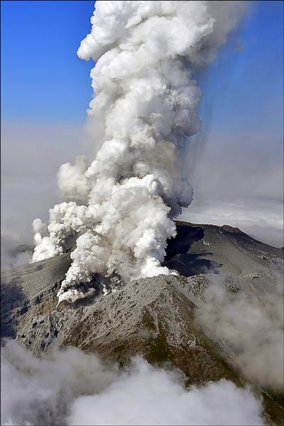 日本長野縣與岐阜縣交界處御嶽山火山在27日突然大舉噴發，據日媒報導，已有一人死亡、32人受重傷。（歐新社）