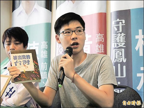 顏銘緯昨手持「被出賣的台灣」，談書Ｋ馬英九事件，該書被網友封為護國神書。（記者王榮祥攝）