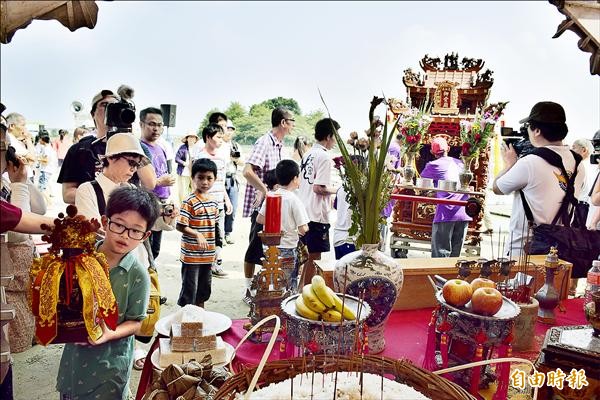 布袋洲南鹽場謝鹽祭，迎請神明安座祈福。（記者吳世聰攝）