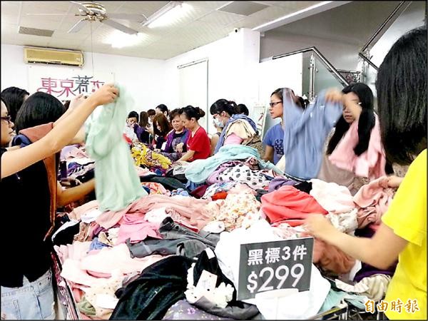 東京著衣在嘉義市首度特賣會，吸引大批民眾搶購。（記者余雪蘭攝）