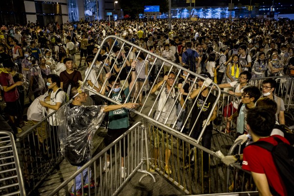 香港佔中行動在中國跟部分台灣媒體都出現集體噤聲之際，歐美等國際媒體卻大為關心，不僅以頭條、還以專題方式大幅報導。（法新社）