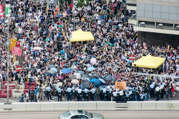 警方準備清場，香港市民則持續抵抗。（圖擷取自「香港獨立媒體網」臉書）