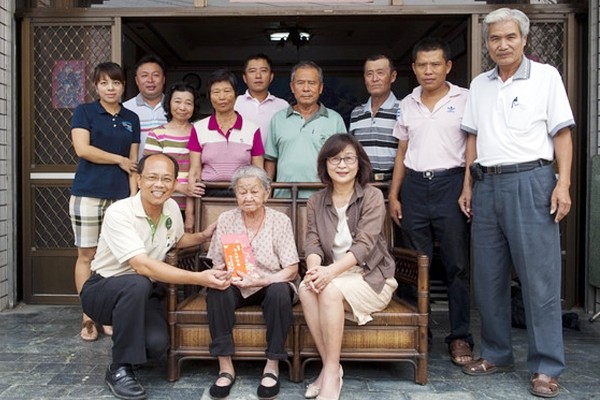 雲林縣長蘇治芬拜訪百歲人瑞林彭論，大談不生氣的養生之道。（記者廖淑玲攝）