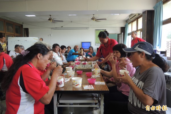 卑南鄉利吉村以水餃大餐慶祝重陽節。（記者張存薇攝）