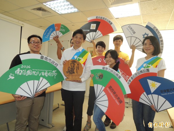 文化局團隊為將於10月登場的「2014南瀛國際民俗藝術節」宣傳。(記者洪瑞琴攝) 文化局團隊為將於10月登場的「2014南瀛國際民俗藝術節」宣傳。(記者洪瑞琴攝)