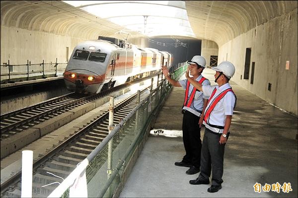 復站台鐵林榮車站工程還在進行中，首度讓地方人士進入參觀，現場還通過好幾班自強號、普悠瑪號及通勤電車。（記者花孟璟攝）