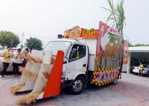 把資源回收車改造為割稻機，將於彰化縣溪州文化季亮相遊行。（記者劉曉欣攝）