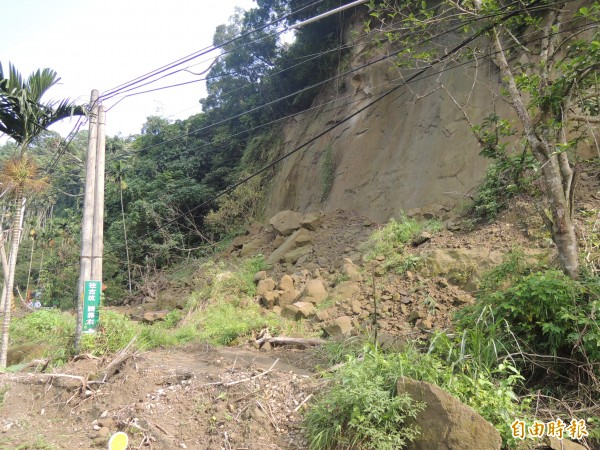 雲林古坑雲158甲道路今年6月一場大雨後崩塌中斷，縣府規劃設置明隧道。（記者黃淑莉攝）