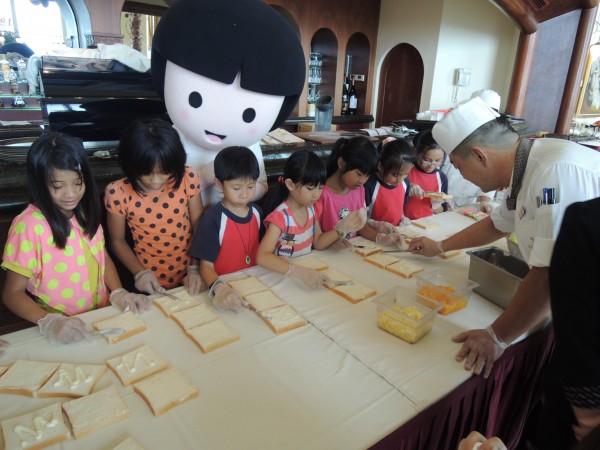 花蓮家扶中心昨與遠雄悅來飯店合作，教導家扶小朋友製作三明治，體驗「小幸福大滿足」。（記者王錦義攝）