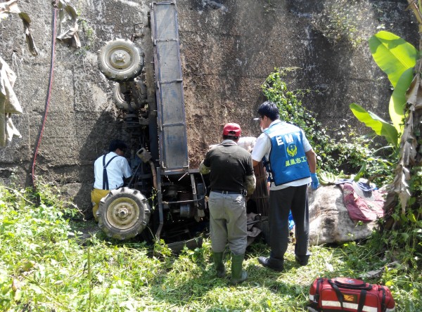 埔里鎮桃米里種瓜路今天上午發生農路搬運車墜落4公尺駁坎意外，彭姓婦人重傷受困，消防人員進行搶救。（圖：魚池消防分隊提供）