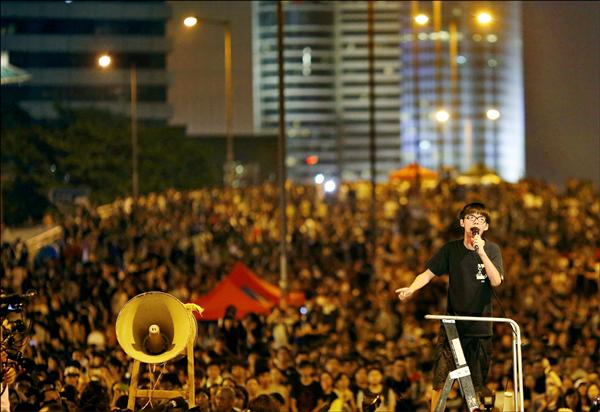 中國北京及港府悍拒港人真普選的訴求，香港專上學生聯會發出通牒，要求特首梁振英在二日晚間前下台，否則將發動人群佔領政府機構。學民思潮召集人黃之鋒昨晚在金鐘的佔中集會上，呼籲港人與港府打消耗戰。（路透）