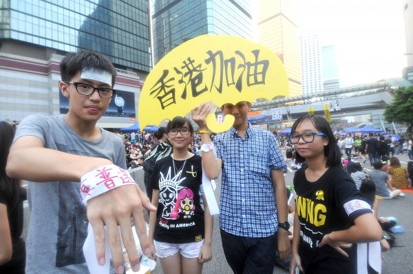 香港佔中第五天，民眾帶著標語到政府總部前聲援。（特派記者方賓照攝）