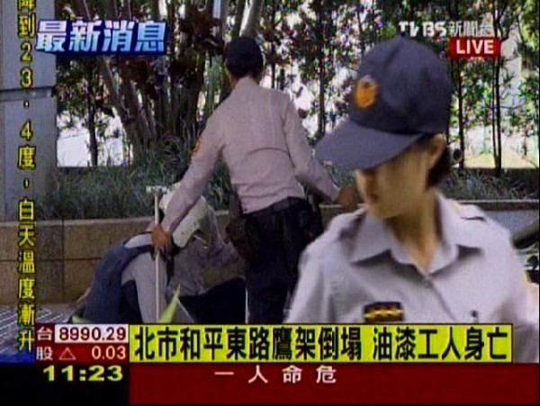 台北市上午發生鷹架倒塌意外，油漆工人不幸死亡，警方在現場拉起封鎖線進行調查。（圖擷取自TVBS）