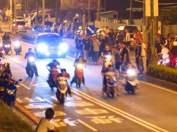 上月28日凌晨，一群車手於蘆洲環堤大道上狂飆。（記者謝君臨翻攝）