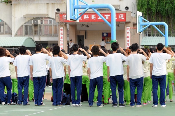 莊姓老師今年3月24日早上7點在朝會上，見黃姓女學生轉身跟同學聊天，以左手拍了女學生頭部一下，提醒「不要講話」，事後竟被女學生提告傷害，示意圖與本新聞無關。（資料照，記者張忠義攝）