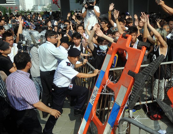 香港反佔中人士今天挑選佔中人士群聚較少的旺角一帶，計畫性的展開包圍、嗆聲甚至毆打行動。（資料照，特派記者方賓照攝）