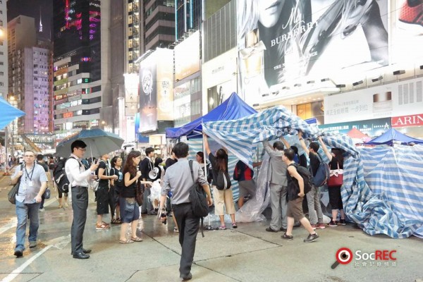 香港佔中民眾即便受到反佔中人士攻擊，但仍盡力守住據點，圖為銅鑼灣佔中人士，修復遭破壞帳棚。（取自SocREC 社會記錄頻道）