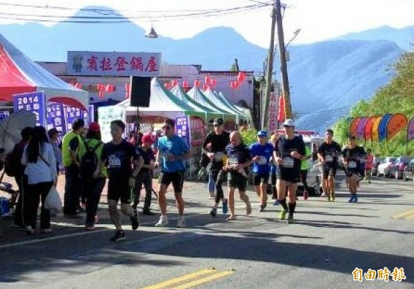 合歡山越野馬拉松活動今天上午8時登場，吸引2500位愛好路跑民眾參加。（記者佟振國攝）