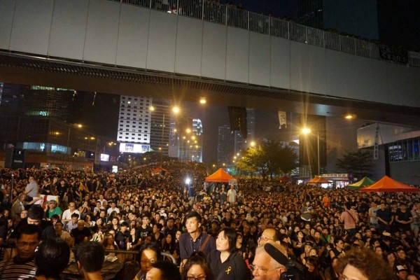 香港佔中行動今晚在金鐘舉辦集會，現場人山人海。（圖擷取自香港獨立媒體網）