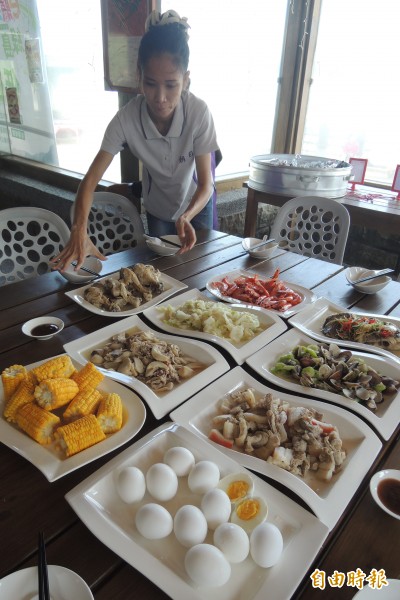 綠島朝日溫泉極能無碳養生餐，講究食材的天然原味。（記者張存薇攝）