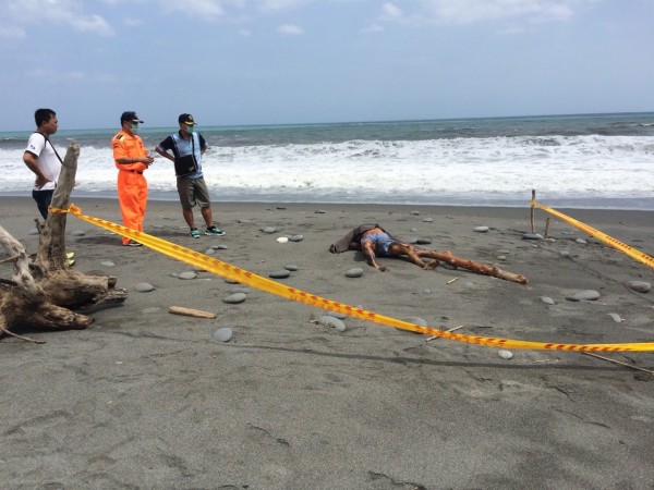 海巡署在牛山海灘發現浮屍的現場，拉起封鎖線，等待遺體相驗。（海巡署提供）