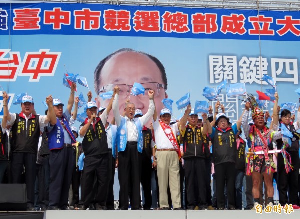 國民黨台中市長參選人胡志強（左五）成立競選總部，副總統吳敦義（左四）到場打氣。（記者張菁雅攝）