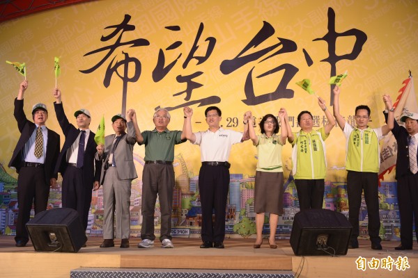 雲林縣長蘇治芬（右四）北上幫民進黨台中市長參選人林佳龍（右五）站台。（記者張菁雅攝）