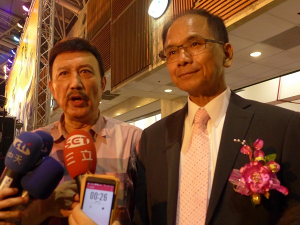 余天（左）為新北市長參選人游錫堃（右）站台造勢。（記者李雅雯攝）