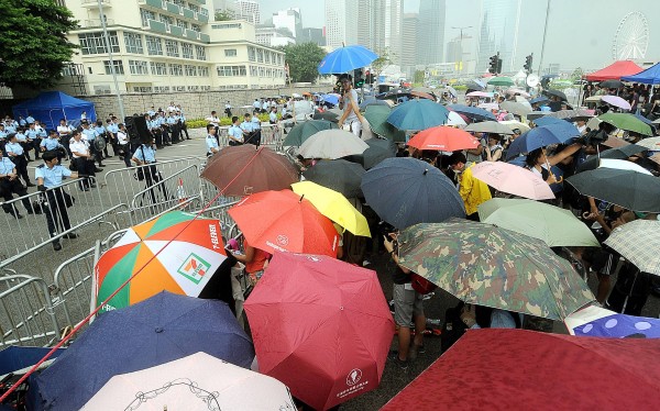 香港民眾為了預防可能的清場行動，都準備好器具保護自己，其中「雨傘」就是一種。圖為香港佔中第六天在行政長官辦公室外的場景。（資料照，特派記者方賓照攝）