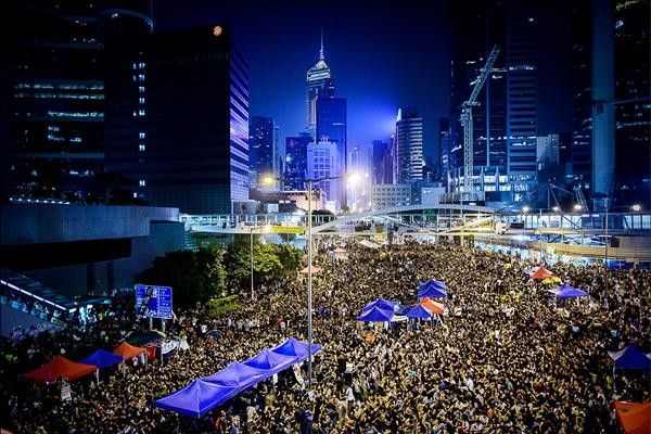 由香港專上學生聯會（學聯）、學民思潮、和平佔中行動、香港職工會聯盟等多個團體組成的「支援學界全民抗命聯合陣線」，4日晚間8時在金鐘夏愨道舉行「全民反暴、和平抗爭」集會，數以萬計群眾響應。學聯表示，加上旺角、銅鑼灣，4日晚間共有10萬人參加集會。（法新社）