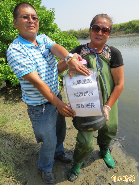 居民準備一桶戴奧辛污泥「大禮」，要送給經濟部長及環保署長。（記者蔡文居攝）