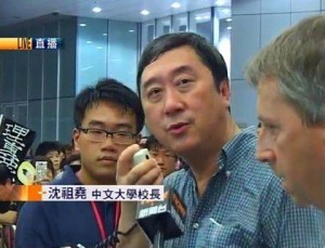 香港中文大學校長沈祖堯（中）以及香港大學校長馬斐森（右）日前到佔中現場關心學生安全，沈祖堯表示樂見政府願意溝通。（照片擷取自「香港獨立媒體網」臉書）