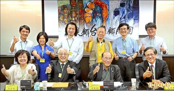 由民視董事長田再庭（前排右二）召集，以實現創辦人蔡同榮遺願為目標的「民視顧台灣」顧問團昨成立，由前駐日代表許世楷（前排左二）擔任顧問團團長。（記者張嘉明攝）