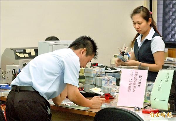 葉文祥家屬籌足九百五十萬元保釋金送至屏東地院清點。（記者李立法攝）