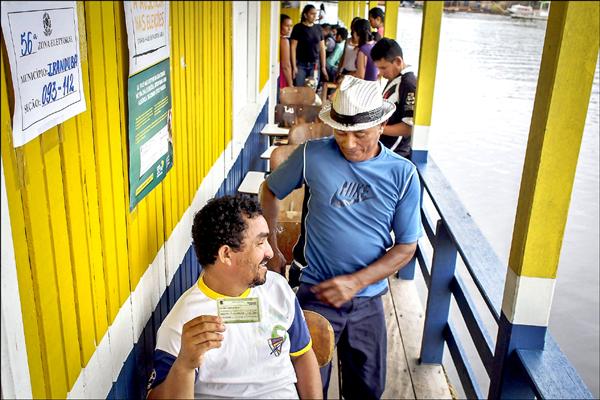 巴西五日舉行全國大選，住在亞馬遜雨林的漁民羅培斯（Antonio Lopes da Silva），特地前往設在卡塔洛（Catalao）湖面的投票所投票選總統。羅培斯一家住在亞馬遜州伊朗杜巴，卡塔洛湖濱的一座浮艙就是他們的家。羅培斯必須划行十分鐘，才能抵達位於湖中央的投票所。（法新社）