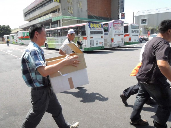 苗栗檢調警單位搜索苗栗市慶云事業總公司，查扣相關證物。（記者張勳騰攝）