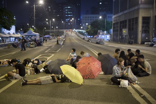 香港佔領行動的示威者明顯減少，學聯代表認為是威者需要休息，但相信他們會重新站出來。（彭博社）