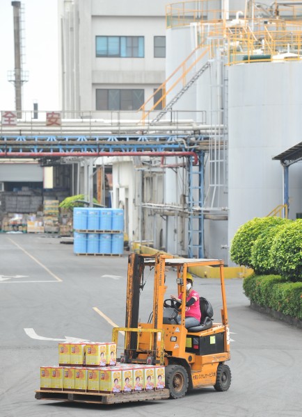 頂新集團旗下正義油品被查出以飼料用油混雜食用豬油，多項油品遭稽查封存，廠內員工駕駛堆高機忙碌將「問題油」移送到封存倉庫。（記者黃志源攝）