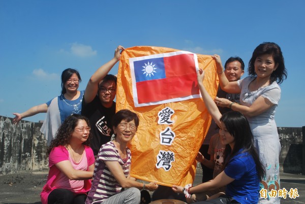 因食安沒有救濟品，雲林家扶社工員放天燈祝雙十國慶，更祈求餿水油事件快落幕。（記者廖淑玲攝）