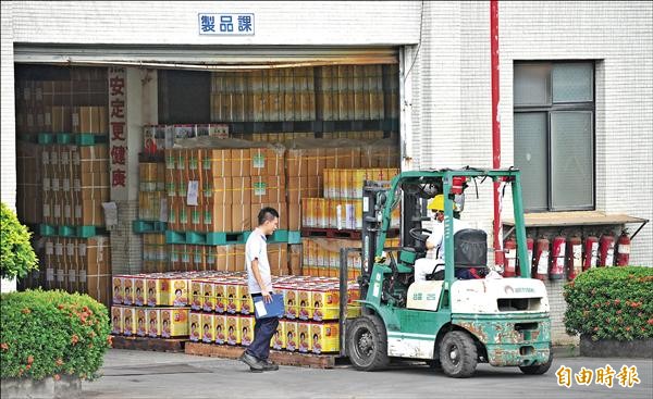 頂新集團旗下正義油品員工駕駛堆高機，將「問題油」移送到封存倉庫。（記者黃志源攝）